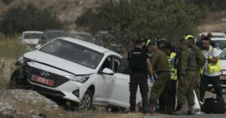 Copertina di Attacco a un checkpoint in Cisgiordania, uccisi tre poliziotti israeliani. Hamas chiede l’escalation: “Chiunque abbia un’arma la usi”