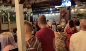 Copertina di “Cara Jo, grazie di aver lasciato questa recensione così tutti vedono con chi abbiamo a che fare. Non hai affatto speso 800 euro, e il vomito ovunque…”: ristoratore furioso risponde