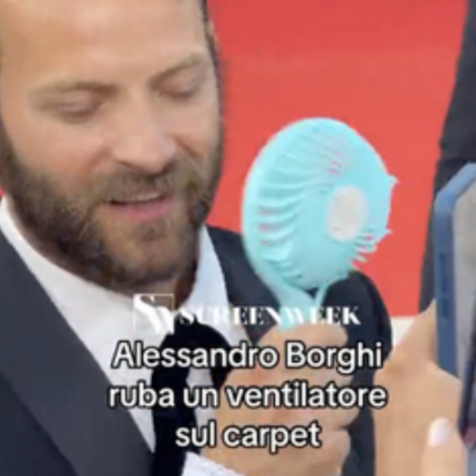 Venezia 2024, Alessandro Borghi cede al caldo e “ruba” un ventilatore (quasi) come Caterina Balivo – Il video