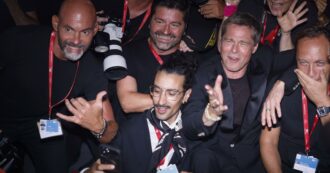 Copertina di Festival di Venezia, Brad Pitt cade in mezzo ai paparazzi mentre George Clooney crea il caos