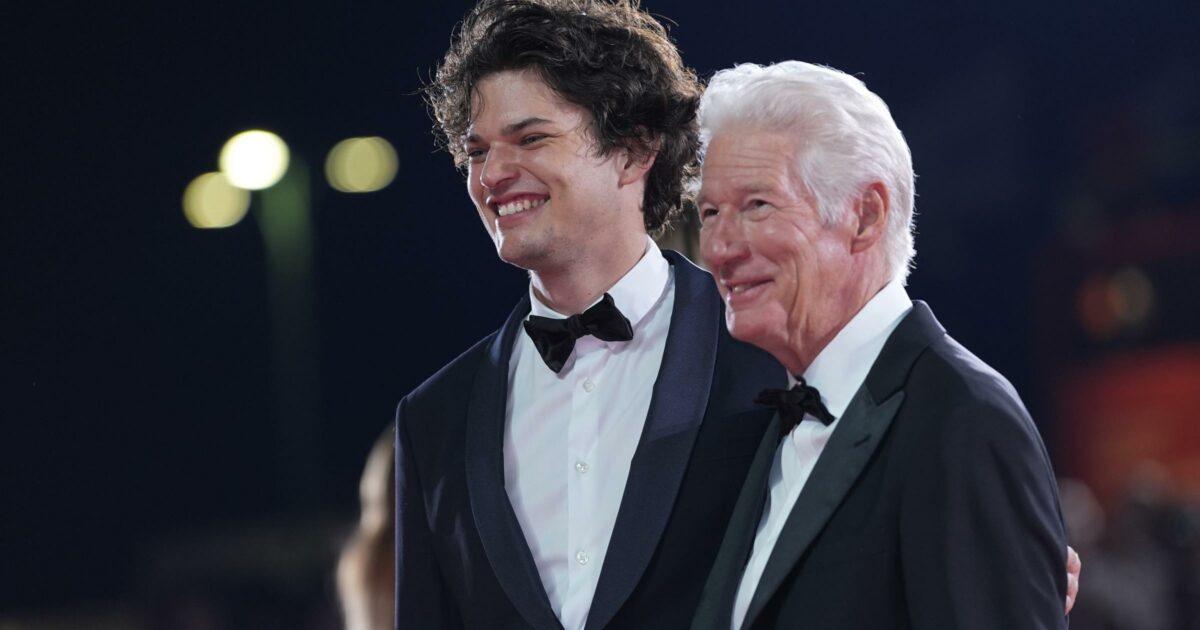 “Ciao Festival di Venezia, vi presento mio figlio”: Richard Gere papà orgoglioso sul red carpet. Ecco chi è Homer James Jigme Gere