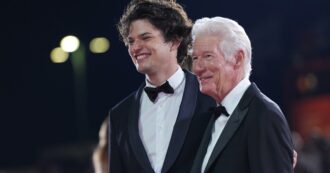 Copertina di “Ciao Festival di Venezia, vi presento mio figlio”: Richard Gere papà orgoglioso sul red carpet. Ecco chi è Homer James Jigme Gere