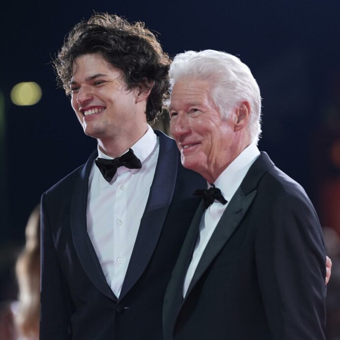 “Ciao Festival di Venezia, vi presento mio figlio”: Richard Gere papà orgoglioso sul red carpet. Ecco chi è Homer James Jigme Gere