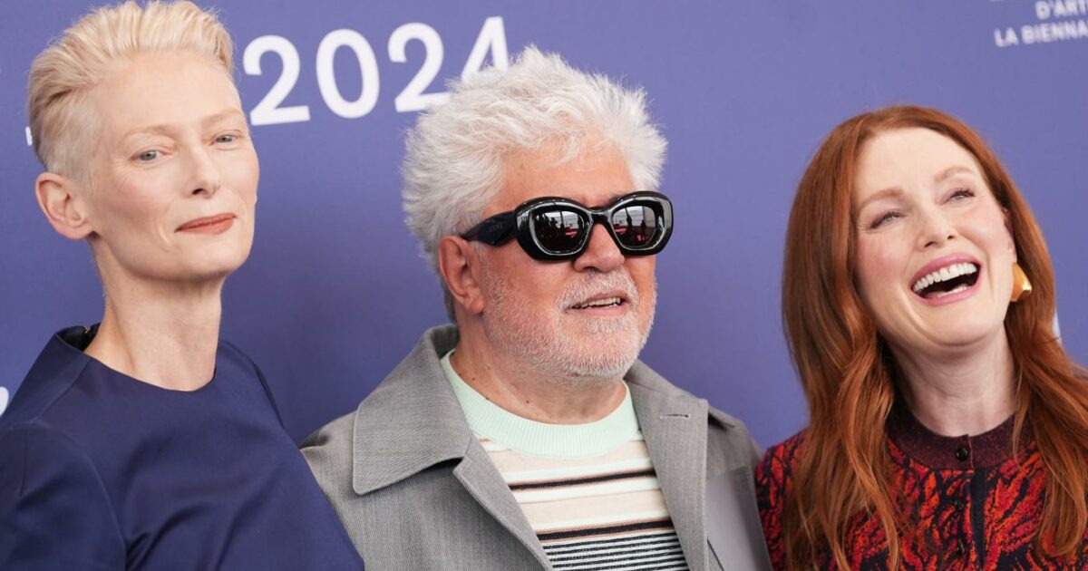 “È un delirio, è stupido e ingiusto. In Europa discorsi d’odio, il no agli immigrati e il clima impazzito”: Pedro Almodovar infiamma il Festival di Venezia