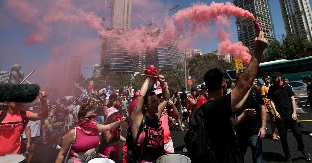 Hamas: “Se Israele continua gli ostaggi torneranno nelle bare”. Ancora proteste anti-Netanyahu. Biden: “Bibi non fa abbastanza per la tregua”