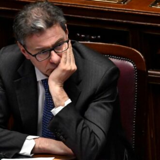 Copertina di La Ue: “Non esiste uscita unilaterale dal Patto”. Giorgetti: “Le regole siano flessibili e non aggravino fasi di debolezza”