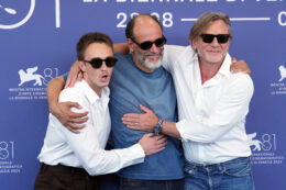 Copertina di Sesso estremo tra Daniel Craig e Drew Starkey nell’ultimo film di Luca Guadagnino: le rivelazioni del regista di “Queer” al Festival di Venezia