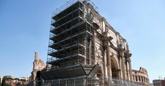 Copertina di Roma, danni all’arco di Costantino durante il nubifragio: “Colpito da un fulmine”