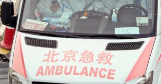 Copertina di Scuolabus perde il controllo e travolge le famiglie: 11 morti tra cui 5 studenti a Taian in Cina