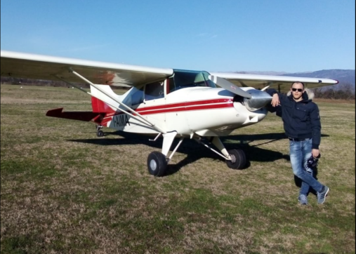 Ultraleggero precipita e prende fuoco, morti a Udine l’istruttore e una 15enne in visita alla scuola di volo con i compagni di classe