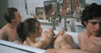 Copertina di Scoperta un’orgia nel bagno turco comunale: “traditi” dal tasto d’emergenza premuto per sbaglio nella foga