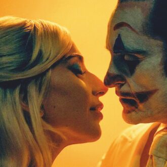 Copertina di “Joker”, così il clown è triste. “Diva Futura”: il sesso è noia