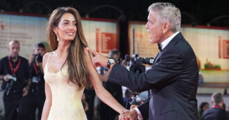 Copertina di “George Clooney e Amal hanno lasciato Venezia scuri in volto, sono arrabbiati”: cosa è successo al Lido? L’indiscrezione