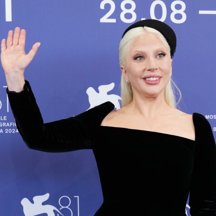 “Abbiamo la forza di cambiare il mondo e i sentimenti delle persone. Per questo amo creare”: Lady Gaga al Festival di Venezia con “Joker: Folie à Deux”