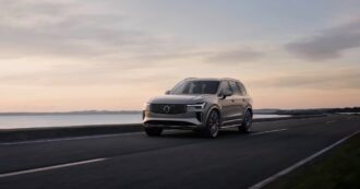 Copertina di Volvo XC90, il rinnovamento porta in dote un nuovo ibrido sul maxi suv svedese – FOTO