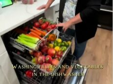 Copertina di Lavare frutta e verdura in lavastoviglie è la nuova moda di TikTok: “Si risparmia tanto tempo”. Ma gli esperti mettono in guardia: “Ecco cosa si rischia”