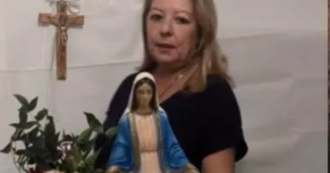 Copertina di Madonna di Trevignano, Gisella Cardia non si presenta al raduno ma si collega in streaming: “La Madonna era vestita di bianco e piangeva”