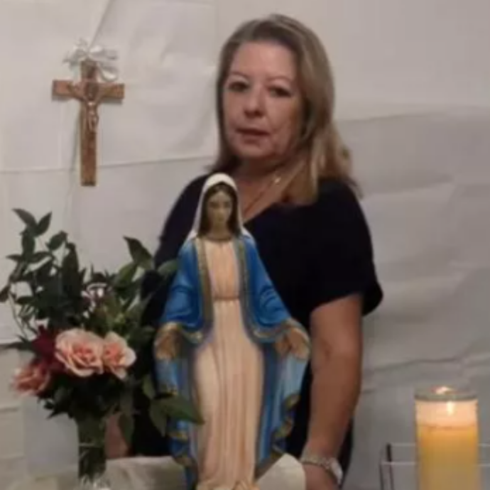 Madonna di Trevignano, Gisella Cardia non si presenta al raduno ma si collega in streaming: “La Madonna era vestita di bianco e piangeva”