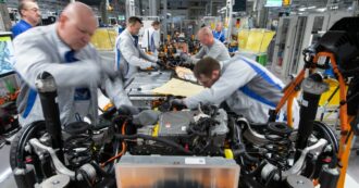 Copertina di “Vendute 500mila auto in meno dal post Covid, l’equivalente di due fabbriche”: i manager di Volkswagen spiegano i tagli (tra i fischi)