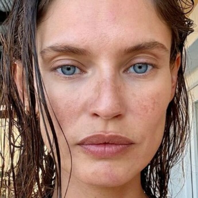 “Da 3 settimane non fumo (né tocco alcol e droghe) grazie all’ipnosi e sono fiera di me”: Bianca Balti su Instagram ma lo psichiatra avverte: “Può avere controindicazioni gravi”