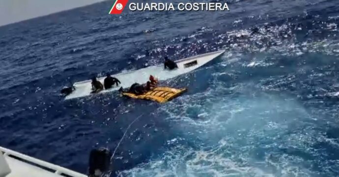 Lampedusa, si capovolge barcone con migranti: 21 dispersi tra cui 3 bambini. Sette persone salvate dalla Guardia costiera