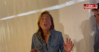 Copertina di Boschi alla Festa dem: “Scuse al Pd? Nessuno me lo ha chiesto”. Poi promette un giro tra le cucine, ma alla fine fugge: “Non c’era tempo…”