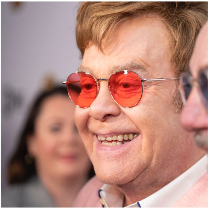 “Ho una grave infezione agli occhi, ci vedo poco. È un processo estremamente lento”: lo sfogo di Elton John