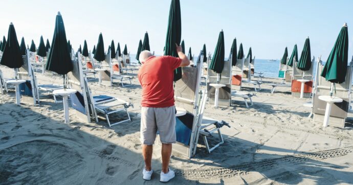 Copertina di Balneari, gare entro 3 anni. E sarà battaglia sui ristori