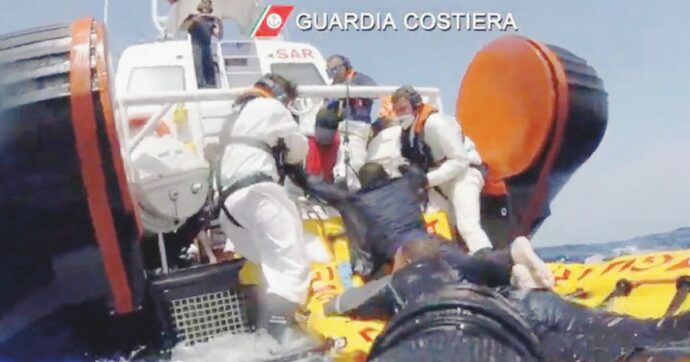 Lampedusa, si ribalta barcone di migranti. Tra i 21 dispersi ci sono anche tre bambini