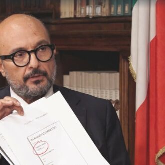 Copertina di Sangiuliano ammette l’amore. Boccia: “Resti ricattabile”