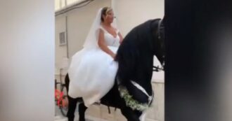 Copertina di La sposa arriva in chiesa a cavallo ma non tutti apprezzano: “Che cafonata!”, “Siamo nel terzo millennio”, “Povera bestia”