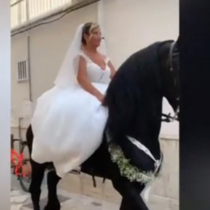 La sposa arriva in chiesa a cavallo ma non tutti apprezzano: “Che cafonata!”, “Siamo nel terzo millennio”, “Povera bestia”