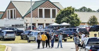 Copertina di Usa, nuova strage in una scuola della Georgia. Un 14enne ha aperto il fuoco: 4 morti e 30 feriti