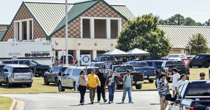 Usa, nuova strage in una scuola della Georgia. Un 14enne ha aperto il fuoco: 4 morti e 30 feriti