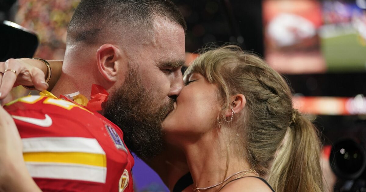 “Taylor Swift e Travis Kelce stanno insieme per contratto. Si lasceranno il 28 settembre”: i tabloid sganciano la bomba. La replica: “Tutte cavolate”