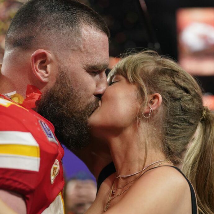 “Taylor Swift e Travis Kelce stanno insieme per contratto. Si lasceranno il 28 settembre”: i tabloid sganciano la bomba. La replica: “Tutte cavolate”