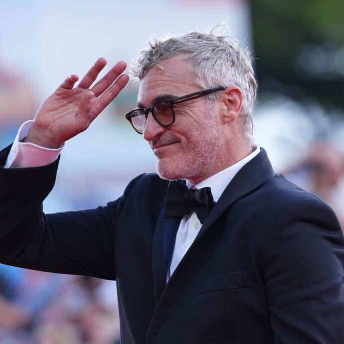 11 minuti di applausi per Joker al Festival di Venezia sono troppi: l’attore Joaquin Phoenix lascia la sala – VIDEO