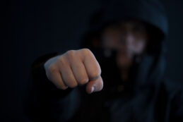 Copertina di Rissa dopo il presidio “antidegrado” a Piacenza, due stranieri feriti. Pd: “Odio figlio della propaganda”