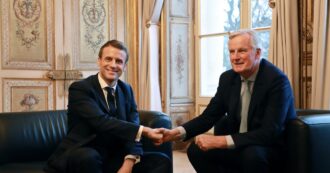 Copertina di La Francia chiede un cambiamento, ma Macron sceglie come premier il dinosauro (ed ex consigliere di Sarkozy) Michel Barnier