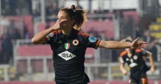 Copertina di Chi è Manuela Giugliano, la prima calciatrice italiana della storia candidata al Pallone d’Oro