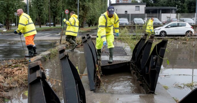 Copertina di Milano sott’acqua per sei ore, esonda il Seveso, città in tilt