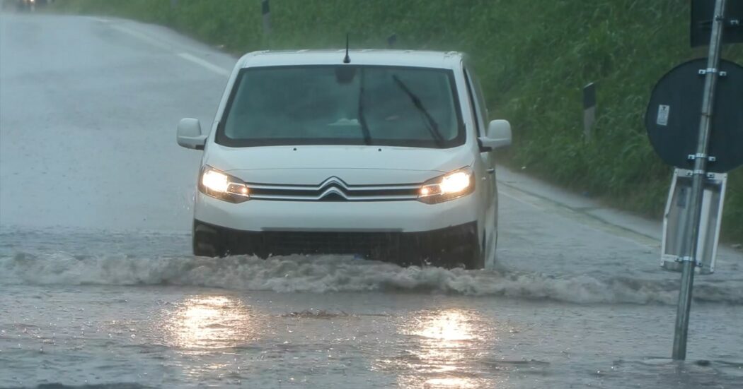 Nubifragio a Milano, il forte temporale trasforma le strade in fiumi: allagamenti nella zona Nord – Le immagini