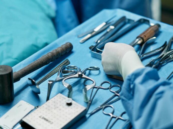 Operato al ginocchio, 17enne si risveglia dall’anestesia e non capisce più la sua lingua. La madre: “Credeva di essere negli Usa e non riconosceva né me né suo padre”