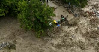 Copertina di Nubifragio in Piemonte, straripa il Rio Gerardo in Val di Susa. Crollati due ponti nel comune di Mattie – Le immagini dall’alto