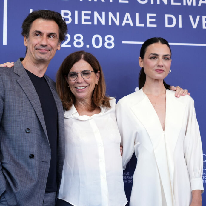 “Non mi sento all’altezza del cinema di mio padre, è stato un grande regista. Viveva tutto come una lotta”: l’omaggio di Francesca Comencini al Festival di Venezia