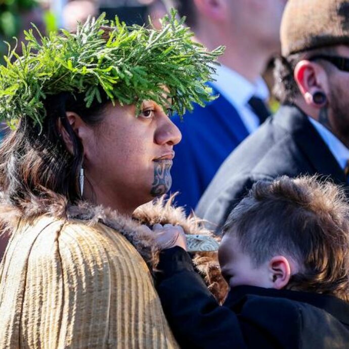 “È fonte di ispirazione, è la nostra nuova alba”: incoronata dai Maori la sovrana più giovane del mondo