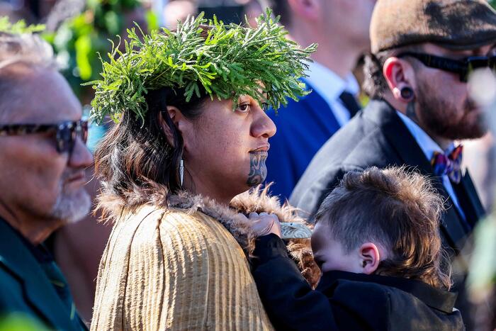 “È fonte di ispirazione, è la nostra nuova alba”: incoronata dai Maori la sovrana più giovane del mondo