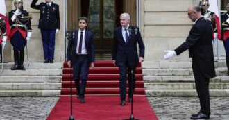 Copertina di Macron, il Renzi di Francia. Pur di non mandare al governo la sinistra, ha scelto un gollista