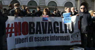 Copertina di Bavaglio sulle ordinanze d’arresto, opposizioni e giornalisti all’attacco: “Deriva orbaniana”. Costa: “È rispetto presunzione d’innocenza”