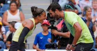 Copertina di Us Open, Errani e Vavassori sono la prima coppia italiana a vincere uno Slam nel doppio misto. La gioia incontenibile dei due